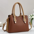 Détail d'un sac cabas bicolore marron avec texture cuir grainé et bandoulière - Jaune Terre