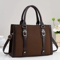 Bolso tote marrón oscuro con textura trenzada, acabado de cuero liso y detalles dorados - café