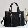 Bolso tote negro elegante con textura tejida, hebilla dorada y correa desmontable - Negro