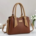 Bolso de mano en cuero marrón con placa dorada y correa ajustable extraíble - Amarillo Tierra