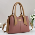 Elegante bolso de mano bicolor en cuero rosa y marrón con placa metálica dorada - Rosa