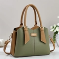 Detalle macro de las costuras de cuero y hebilla de moda en bolso verde y marrón - Verde