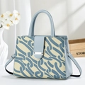 Grand sac cabas bleu à motif géométrique avec bordure en cuir et bandoulière - Bleu