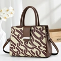Grand cabas chic imprimé géométrique avec détails en cuir marron et bandoulière - Café