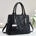 Borsa trendy con motivo marmo nero, dettagli argentati e tracolla rimovibile - Nero