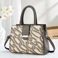 Vue détaillée du grand sac cabas imprimé avec motif de chaîne et anses en cuir - Gris