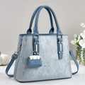 Elegante borsa a mano blu nebbia in pelle strutturata con finiture argentate - Blu