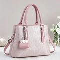 Elegante borsa a mano rosa strutturata con finiture argentate e ciondolo chic - Rosa