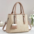 Borsa a mano beige alla moda con superficie testurizzata e tracolla in un ambiente elegante - Albicocca