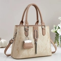 Elegante borsa tote oro champagne con doppi manici e ciondolo decorativo con nappe - Cachi