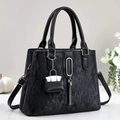 Elegante borsa tote nera strutturata con nappa metallica e tracolla rimovibile regolabile - Nero