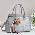 Silbergraue Handtasche mit feiner vertikaler Textur und süßem Bären-Anhänger-Detail - Grau
