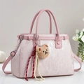 Sac à main rose texturé avec rayures verticales et pendentif ours en peluche - Rose