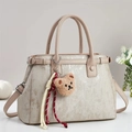 Elegante beige Tragetasche mit Streifentextur, Perlmuttglanz und Plüschbär-Anhänger - Aprikose
