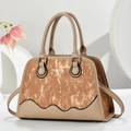 Dettaglio della borsa tote marrone chiaro con anelli metallici e decorazione floreale - Giallo Terra