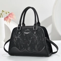 Dettaglio borsa a tracolla nera con trama in velluto a coste e logo Fashion & Bags - Nero
