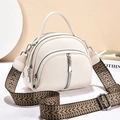 Sac à bandoulière en cuir souple beige avec trois fermetures éclair et sangle tissée - Blanc