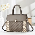 Sac à main en cuir matelassé et toile girafe avec fermoir rotatif doré et deux poignées - Gris