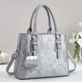 Sac à main gris argenté avec texture métallique, mini accessoire et bandoulière amovible - Gris