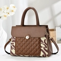 Sac à main en cuir marron et toile avec poche matelassée et fermoir doré chic - Café