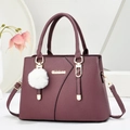 Borsa a mano viola scuro in pelle martellata con finiture dorate e pompon di pelliccia - Viola