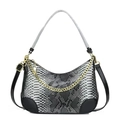 Damen Schultertasche mit Schlangenmuster Goldkette und grauem Gurt auf weißem Grund - Schwarz