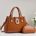 Détail du sac cabas marron caramel avec texture tressée, fermoir métal et petit porte-monnaie - Jaune Terre