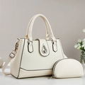 Détail de l'ensemble sac à main crème avec boucle métal goutte et texture PU - Blanc Cassé