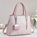 Borsa rosa perlata con trama verticale e mini ciondolo decorativo coordinato - Rosa
