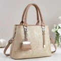 Borsa a mano di lusso color champagne con manici in ecopelle marrone e ciondolo - Cachi