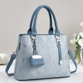 Borsa a mano minimalista in ecopelle celeste con finiture argento e tracolla - Blu
