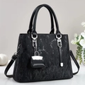 Elegante borsa nera a tracolla con trama marmorizzata, dettagli argento e mini pouch - Nero