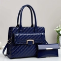 Bolso de mano azul marino con diseño trenzado, acabado de charol y detalles dorados - 28/12/23 / Azul