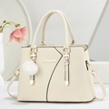 Dettaglio borsa in pelle crema con finiture dorate e ciondolo a forma di palla - Bianco Sporco