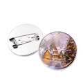 Détail de la broche ronde de Noël montrant l'illustration du chalet et l'épingle au dos - Jy008223-8