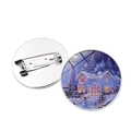 Ronde kerstbroche met besneeuwd hutmotief en een zilverkleurige metalen achterkant - Vuurtoren Sneeuwpop Stijl (JY008223-3)