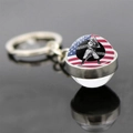 Vue macro d'un porte-clés pendentif de baseball avec drapeau et silhouette de frappeur - Silhouette de Batteur Avec Drapeau (JY008288-5)