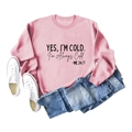 Mise à plat d'un sweat à col rond rose poudré avec imprimé 'YES, I'M COLD' - S / Rose (Texte Noir)