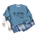 Vue à plat d'un sweat bleu avec slogan 'YES I'M COLD' assorti à un jean et chaussures - S / Bleu (Police Noire)