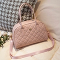 Elegante bolso acolchado rosa claro con cierre de flor dorada y correa ancha tejida - Rosa