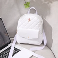 Weißer gesteppter Mini-Rucksack mit eleganter rosa Metallrose und Vordertasche - Weiß