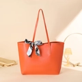 Bolso tote naranja vibrante con textura de lichi y bufanda decorativa de seda fina - Naranja