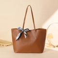 Bolso tote de cuero marrón con elegante pañuelo de seda y de gran capacidad - Marrón