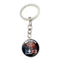 Détail du pendentif baseball drapeau USA 2023 avec un ours sur un porte-clés argenté - Style Ours Receveur 2023 (JY008294-6)