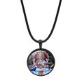 Dettaglio del ciondolo rotondo in vetro con dea Saraswati su cordino cerato nero - Stile Saraswati con Veena (JY00624-7)