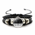 Lederarmband für Damen und Herren mit schwarzen Klaviertasten und Noten in einer Glas-Cabochon - Klaviertastenstil (JY004576-1)