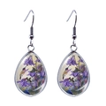 Détail de boucles d'oreilles larmes avec art de colibri et fleurs en cadre métallique - Style Fleurs violettes et colibri butinant (JY008379-9)