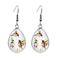 Détail de boucles d'oreilles en verre en forme de goutte avec colibri et fleurs - Style Aquarelle Colibri et Fleurs (JY008379-8)