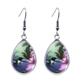 Détail de boucles d'oreilles colibri en goutte avec motif floral et crochets argentés - Style Colibri vert et Hibiscus rose (JY008379-7)