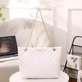 Sac seau matelassé blanc classique avec chaîne dorée élégante et garniture en métal - Blanc